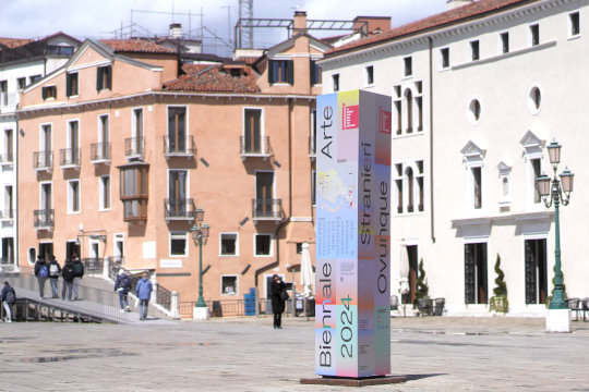 Informationssäule an der Riva Ca' di Dio zur Biennale Venedig 2024. Foto: jvf