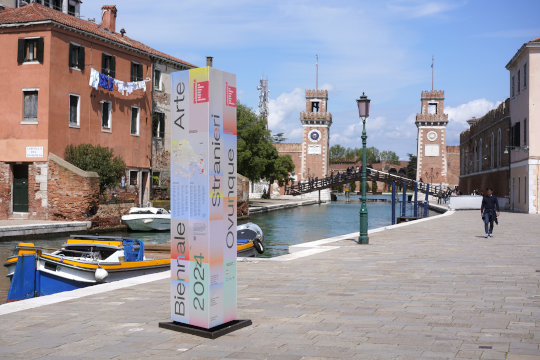 Biennale Venedig 2024, Infosäule an den Fondamenta Arsenale, Foto: jvf