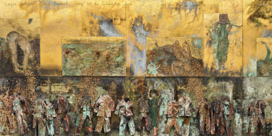 Anselm Kiefer, Sag mir wo die Blumen sind (Detail), 2024, Emulsion, Öl, Acryl, Schellack, Blattgold, Elektrolyse-Sediment, Ton, getrocknete Blumen, Stroh, Textilien, Stahl, Holzkohle und Collage aus Leinwand auf Leinwand. Copyright: Anselm Kiefer. Foto: Atelier Anselm Kiefer Anselm Kiefer, Sag mir wo die Blumen sind (Detail), 2024, Emulsion, Öl, Acryl, Schellack, Blattgold, Elektrolyse-Sediment, Ton, getrocknete Blumen, Stroh, Textilien, Stahl, Holzkohle und Collage aus Leinwand auf Leinwand. Copyright: Anselm Kiefer. Foto: Atelier Anselm Kiefer
