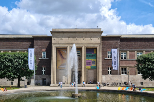 Die GROSSE: Kunstpalast Düsseldorf, Außenansicht, 2024. Foto: jvf Die GROSSE: Kunstpalast Düsseldorf, Außenansicht, 2024. Foto: jvf