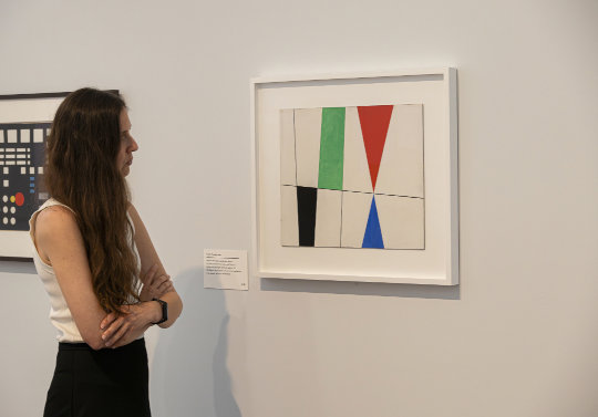 Ausstellungsansicht „Netzwerk Paris. Abstraction-Création 1931“ mit Werken von Sophie Taeuber-Arp, Foto: Helmut Reinelt Ausstellungsansicht „Netzwerk Paris. Abstraction-Création 1931“ mit Werken von Sophie Taeuber-Arp, Foto: Helmut Reinelt